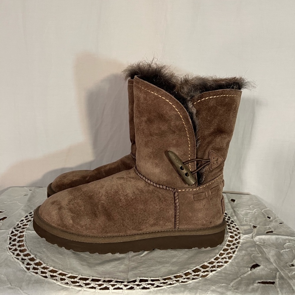 Women’s short UGG boot